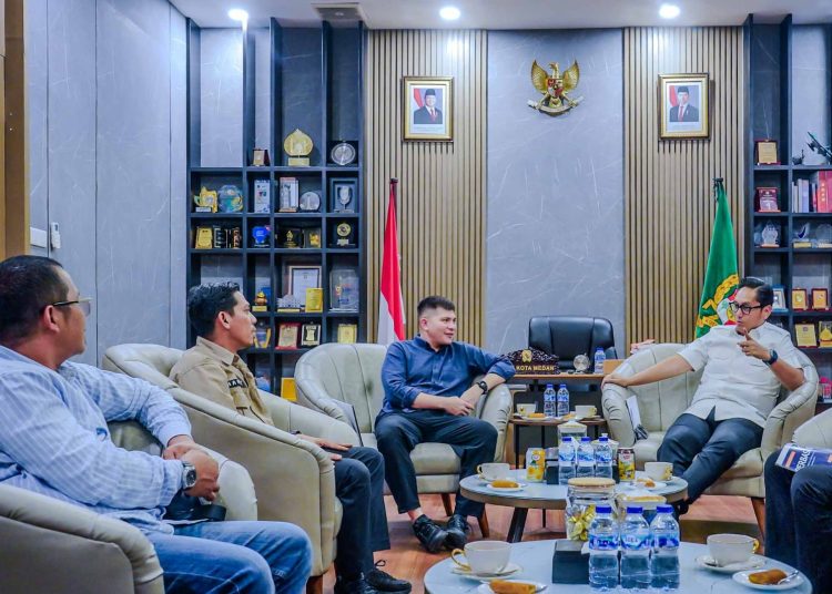 Wali Kota Medan Rico Tri Putra Bayu Waas (kanan), saat menerima audiensi Perbasasi  di Rumah Dinas Wali Kota Medan.(Satunusantara news/HO-Disskominfo Medan).