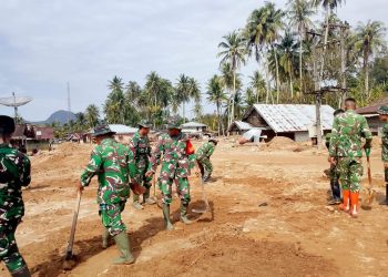 Satgas Kodim 0211/TT bersihkan sekolah darurat di Kecamatan Tukka Tapteng