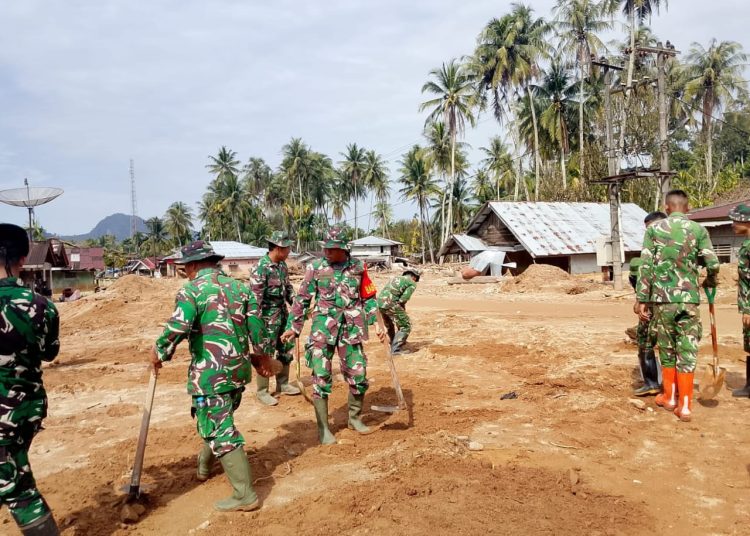 Satgas Kodim 0211/Tapanuli Tengah, saat melaksanakan pembersihan sekolah darurat di kawasan Tanah Merah, Kecamatan Tukka, Kabupaten Tapteng.(Satunusantara news/HO-Pendam I/BB).