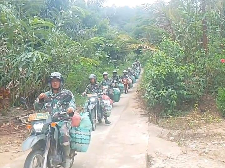 Babinsa Koramil 22/Tarutung, Kodim 0210/Tapanuli Utara, saat mendistribusikan  logistik bagi warga terdampak bencana alam di Desa Parbubu Dolok, Kecamatan Tarutung, Kabupaten Taput.(Satunusantara news/HO-Pendam I/BB).