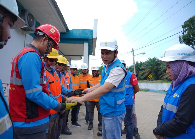 General Manajer PLN UID Sumut,Mundhakir (tengah) saat melakukan pengecekan fungsi sarung tangan yang digunakan untuk pelaksanaan pekerjaan bertegangan rendah dengan tidak bertegangan.(Satunusantara news/HO-Humas PLN UID Sumut).