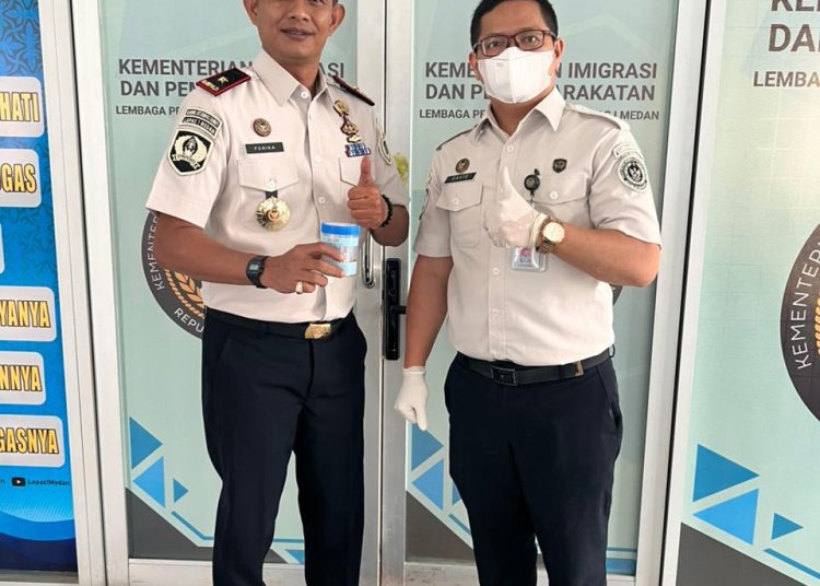 Kepala Lapas Kelas I Medan, Fonika Affandi (kiri) saat mengikuti tes urine ditentukan melalui mekanisme pemilihan secara acak di Lapas  Medan.(Satunusantara news/HO-Lapas Kelas I Medan).
