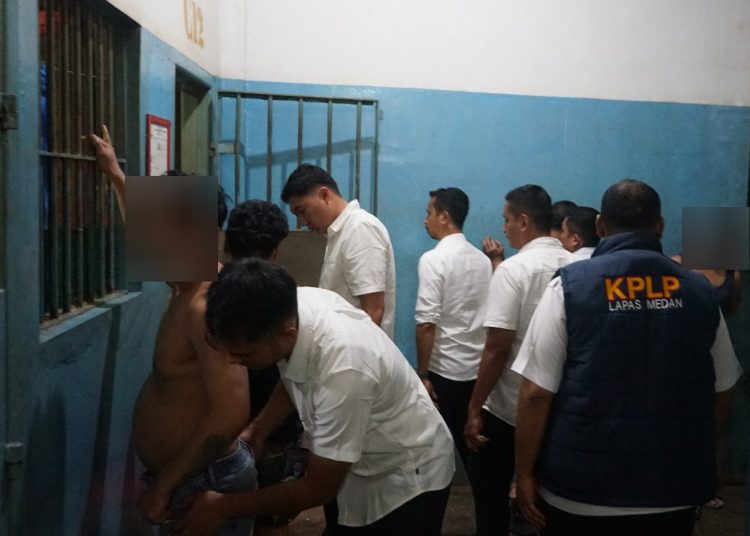 Petugas Lapas Kelas I Medan, saat melaksanakan razia rutin dan penggeledahan, deteksi dini keamanan serta ketertiban di blok hunian warga binaan di Lapas Medan.(Satunusantara news/HO-Lapas Medan).