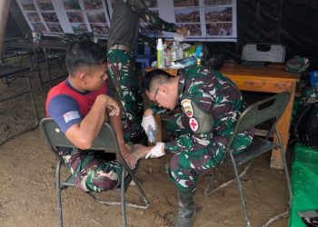 Satgas Posbankes Kodam I/BB periksa kesehatan masyarakat terdampak banjir di Desa Aek Ngadol Tapsel