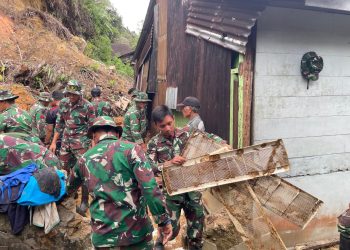 Satgas Posbankes Kodam I/BB periksa kesehatan masyarakat terdampak banjir di Desa Aek Ngadol Tapsel