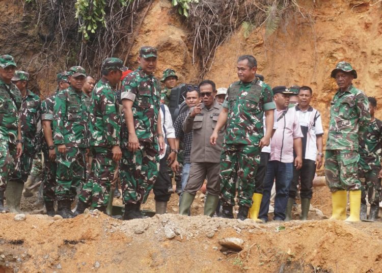 Kasad Jenderal TNI Maruli Simanjuntak (kanan)  didampingi Pangdam I/BB Mayjen TNI Hendy Antariksa (kiri) saat  meninjau langsung pembangunan Jembatan Armco di Kelurahan Hutanabolon, Kecamatan Tukka, Kabupaten Tapteng.(Satunusantara news/HO-Pendam I/BB).