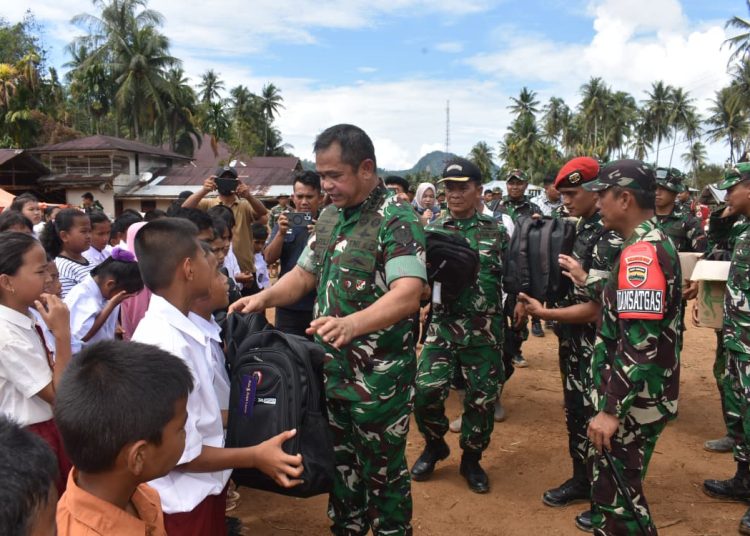 Kasad Jenderal TNI Maruli Simanjuntak (kanan) saat menyerahkan bantuan kepadaa siswa yang terdampak bencana di SD Negeri 1A dan 1B di Kelurahan Tukka, Kabupaten Tapteng.(Satunusantara news/HO-Pendam I/BB).