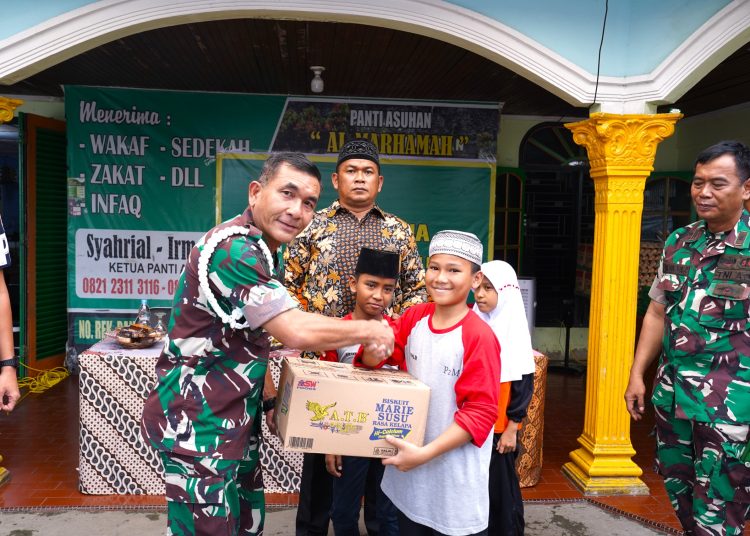 Danpomdam I/BB, Kolonel Cpm Henry S.P. Simanjuntak (kiri) saat memberikan bingkisan kepada anak Panti Asuhan Kelurahan Sei Sikambing B, Kecamatan Medan Sunggal, Kota Medan.(Satunusantara news/HO-Pendam I/BB).
