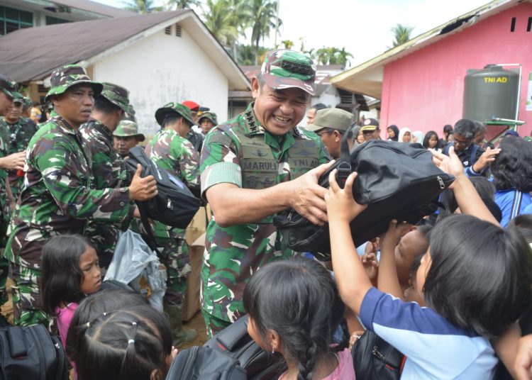 Kasad Jenderal TNI Maruli Simanjuntak (kanan) saat menyerahkan bantuan perlengkapan sekolah berupa tas, buku tulis, alat tulis, dan kebutuhan pendukung belajar lainnya kepada para siswa di Desa Hutana Bolon, Kabupaten Tapteng.(Satunusantara news/HO-Dispenad).