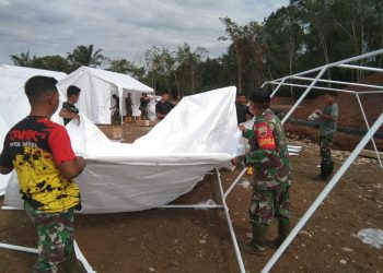 Satgas Kodim 0212/TS bantu pasang huntara bagi warga terdampak bencana banjir di Batu Hula Tapsel