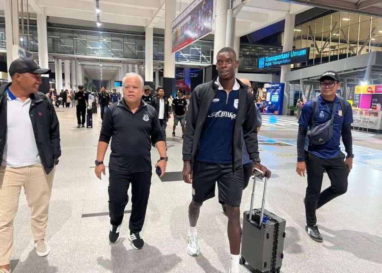 Kajati Sumut, Dr.Harli Siregar (tengah) saat  menyambut kedatangan tim sepakbola Adhyaksa FC bersama official di Bandara Internasional Kualanamu, Kabupaten Deliserdang.(Satunusantara news/HO-Humas  Kejati Sumut).