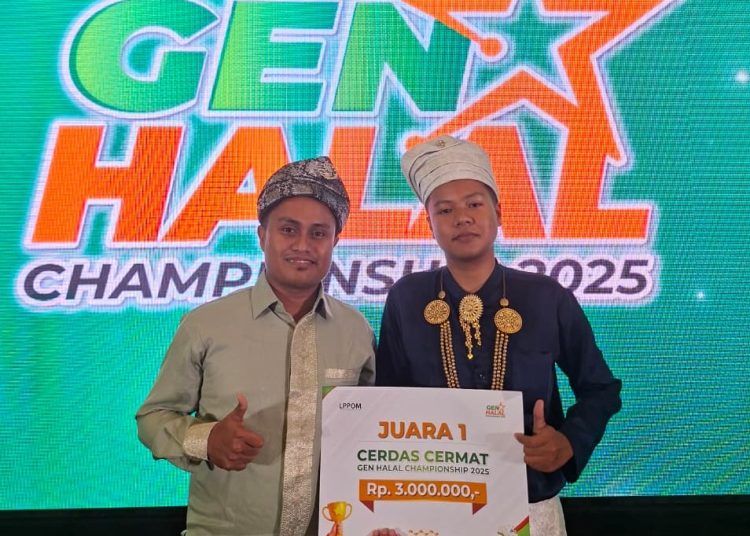 Ahmad Affabel Fathoni (kanan), siswa MAN 2 Labuhanbatu Utara  berhasil meraih Penghargaan Nasional Juara 1 Lomba Cerdas Cermat pada ajang Grand Final Gen Halal Championship 2025  di Bogor, Provinsi Jawa Barat.(Satunusantara news/HO-Humas Kanwil Kemenag Sumut).