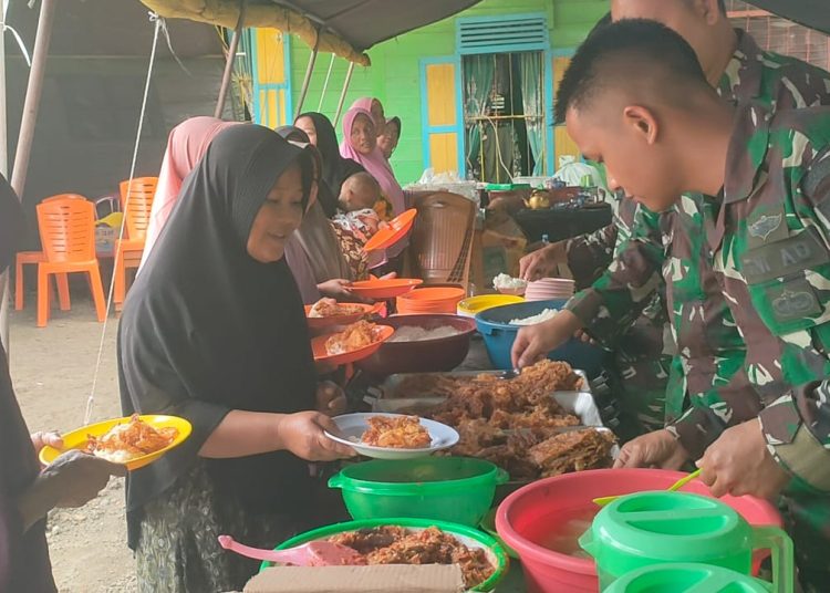 Personel Satgas Bekangdam I/Bukit Baris, saat melayani kegiatan dapur umum untuk membantu warga terdampak bencana banjir di Desa Tolang Julu, Kecamatan Sayurmatinggi, Kabupaten Tapsel.(Satunusantara news/HO-Pendam I/BB).