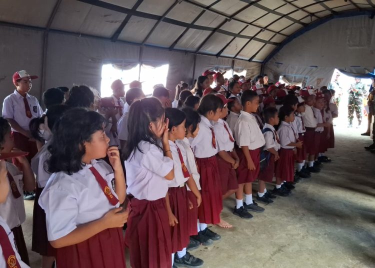 Tim Bankes Puskesad bersama Kesdam I/Bukit Barisan menggelar kegiatan trauma healing dan pelayanan kesehatan bagi anak-anak korban bencana di lokasi pengungsian HKBP Lobupining, Kecamatan Adian Koting, Kabupaten Taput.(Satunusantara news/HO-Pendam I/BB)