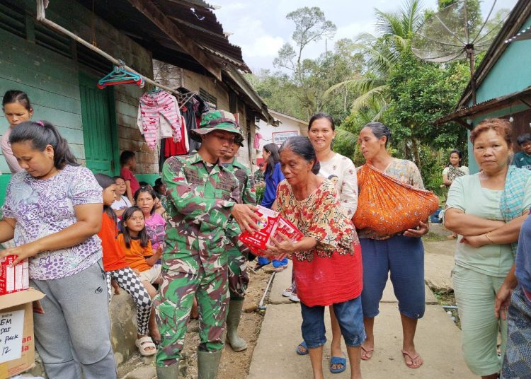 Personel Satgas Yonif 122/TS, saat  menyalurkan bantuan  logistik kepada warga terdampak bencana di Desa Nauli 2, Kecamatan Sitahuis, Kabupaten Tapteng.(Satunusantara news/HO-Pendam I/BB).