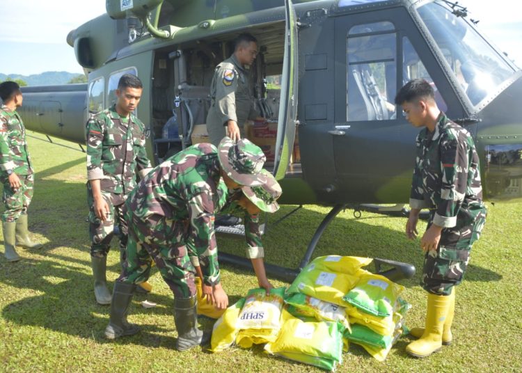 Satgas  Korem 023/KS, saat dropping melalui udara bantuan logistik bagi warga di Desa Sait Kalangan II, Kecamatan Tukka, Kabupaten Tapteng.(Satunusantara news/HO-Pendam I/BB)