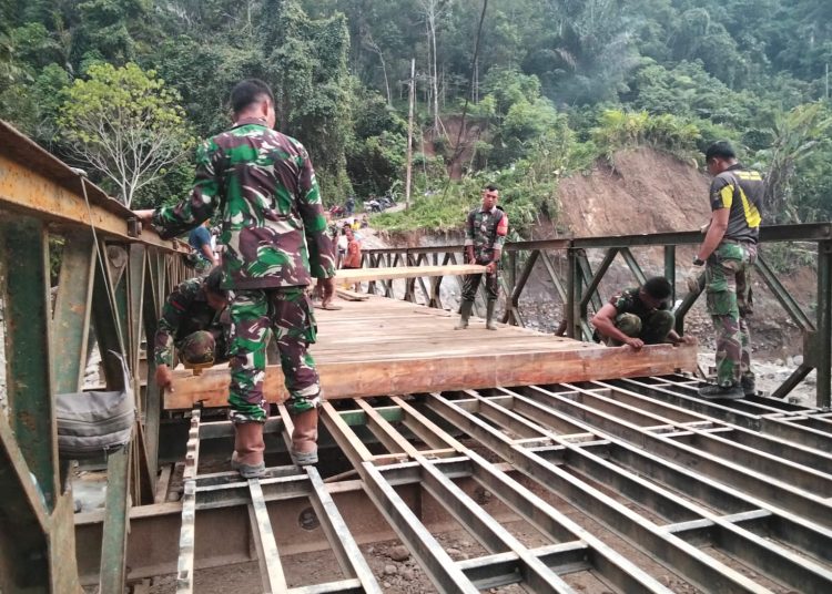 Satgas Yonzipur I/DD merampungkan pemasangan jembatan Bailey di Desa Aek Nabara, Kecamatan Marancar, Kabupaten  Tapsel.(Satunusantara news/HO-Pendam I/BB).