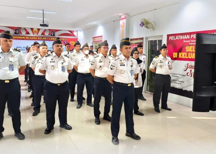 Kepala Rutan Kelas I Labuhan Deli, Eddy Junaedi (depan) saat memimpin Apel Bersama Awal Tahun 2026 di Ruang Moralitas Lantai 2 Rutan Kelas I Labuhan Deli.(Satunusantara news/HO-Rutan Labuhan Deli).