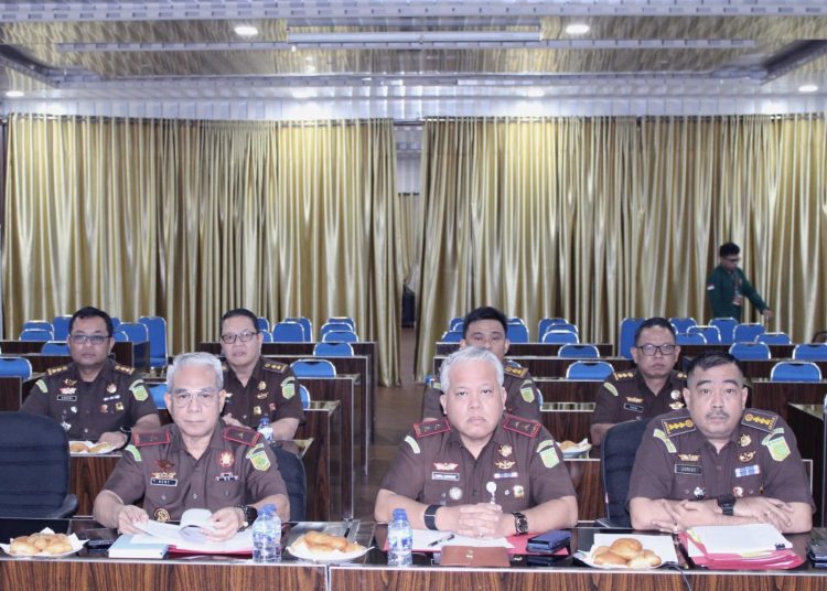 Kajati  Sumut, Dr.Harli Siregar (tengah) saat memutuskan untuk membebaskan tersangka tindak pidana penadahan melalui restorative justice  dari tuntutan JPU Kejaksaan Negeri Simalungun, menggelar ekspose peristiwa pidana secara daring.(Satunusantara news/HO-Humas Kejati Sumut).