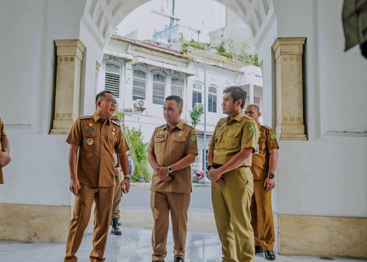Wakil Wali Kota Medan H. Zakiyuddin Harahap (kiri), saat meninjau gedung  bersejarah Warenhuis yang terletak di kawasan Kesawan Medan.(Satunusantara news/HO-Diskominfo Medan).