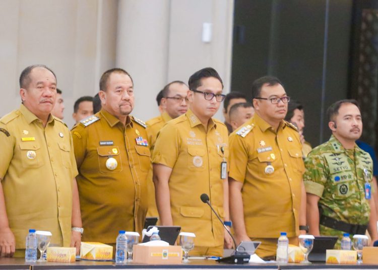 Wali Kota Medan, Rico Tri Putra Bayu Waas (tengah) saat  menghadiri  Rakor Percepatan Rehabilitasi dan Rekonstruksi Pascabencana yang terjadi di  Sumut, bertempat  di Aula Raja Inal Siregar, Kantor Gubernur Sumut.(Satunusantara news/HO-Diskominfo Medan).