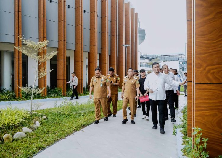 Wakil Wali Kota Medan Zakiyuddin, Harahap (tengah) saat  meninjau bangunan
Gedung Kolaborasi UMKM Square USU 
 di Jalan Dr. Mansur Kecamatan Medan Baru.(Satunusantara news/HO-Diskominfo Mdedan).