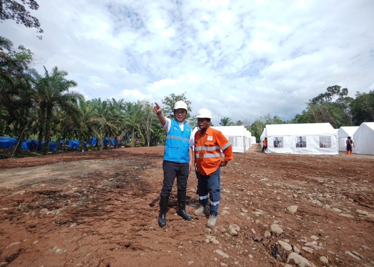 General Manajer PLN UID Sumut,  Mundhakir (kiri) saat berkoordinasi dengan Mandor lapangan pemerataan lahan Hunia Sementara  di Desa Batu Hula, Kecamatan Batang Toru, Kabupaten Tapsel.(Satunusantara news/HO-Humas PLN UID Sumut).
