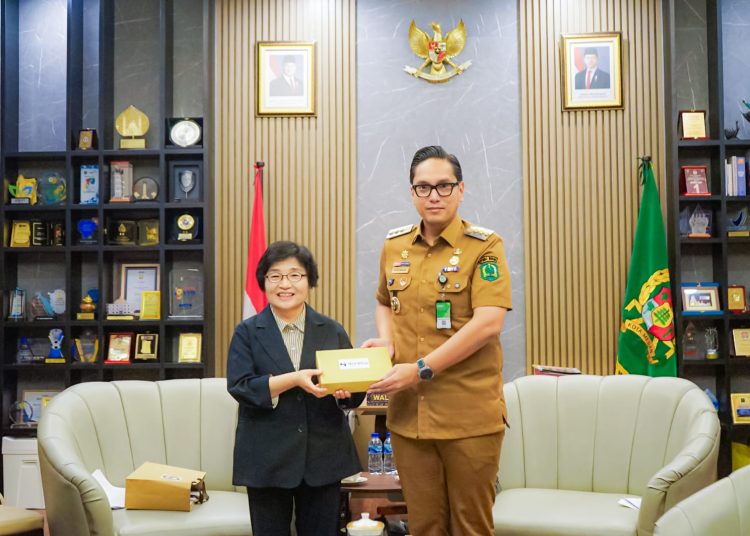 Wali Kota Medan Rico Tri Putra Bayu Waas (kanan) saat menyerahkan cendramata kepada President  Hyyejeon University dari Korea, Prof Dr Lee Hye, di Rumah Dinas Wali Kota Medan.(Satunusantara news/HO-Dinas Kominfo Medan).,