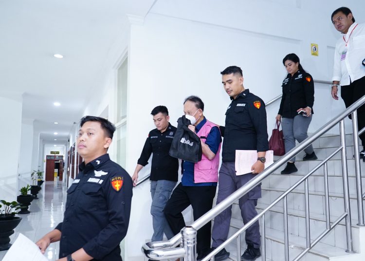 Tim Penyidik Kejati Sumut menahan 
Direktur Utama PT.PASU,  JS (tiga dari kiri) dalam  kasus dugaan korupsi Penjualan Aluminium tahun 2018 sampai 2024. (Satunusantara news/HO-Humas Kejati Sumut).