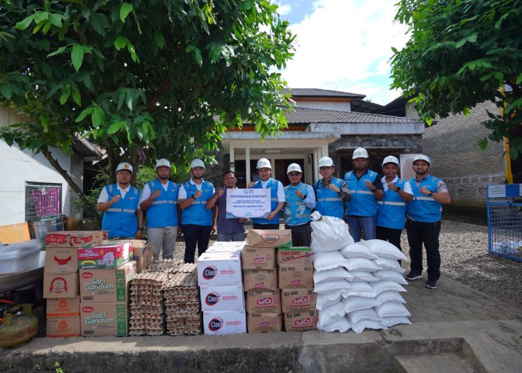 Yayasan Baitu Maal (YBM) PLN melalui PT PLN (Persero UID Sumatera Utara, saat memberikan bantuan sosial berupa paket sembako dan peralatan dapur memenuhi kebutuhan dasar sehari-hari bagi warga Desa Batu Hula, Kecamatan Batang Toru, Kabupaten Tapsel.(Satunusantara news/HO-Humas PLN UID Sumut).