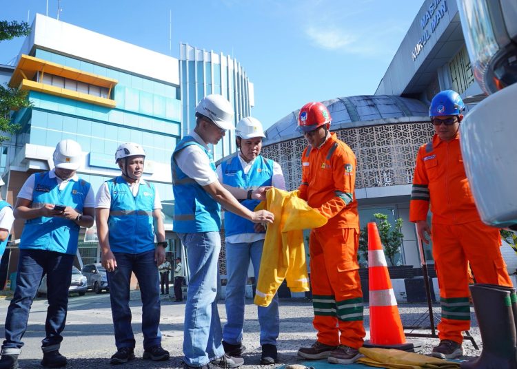 General Manajer PLN UID Sumatera Utara, Mundhakir, (tiga dari kanan) memastikan wearpack 20 kV untuk pekerjaan sat bertegangan dalam kondisi baik dan tidak ada kebocoran sehingga aman digunakan.(Satunusantara news/HO-Humas PLIN UID Sumut).