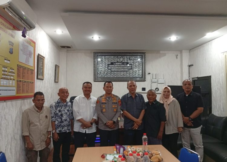 Kapolrestabes Medan Kombes Pol Jean Calvijn Simanjuntak (tengah) saat menerima audiensi Ketua PWI Sumatera Utara H Farianda Putra Sinik bersama Wakil Ketua PWI Sumut Rifqi Warisan, Sekretaris PWI Sumut SR Hamonangan Panggabean, Ketua Panitia Ariadi, dan jajaran panitia seperti Irma Yuni, Deking Sembiring, Husni Lubis serta lainnya di Mapolsek Medan Area.(Satunusantara news/HO-PWI Sumut).