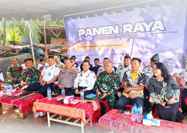 Kepala Rutan Kelas I Labuhan Deli, Eddy Junaedi (tengah) pada  acara Panen Raya sebagai bagian dari implementasi 15 Program Aksi Kemenimipas serta program pembinaan bagi WBP.(Satunusantara news/HO-Rutan Labuhan Deli).