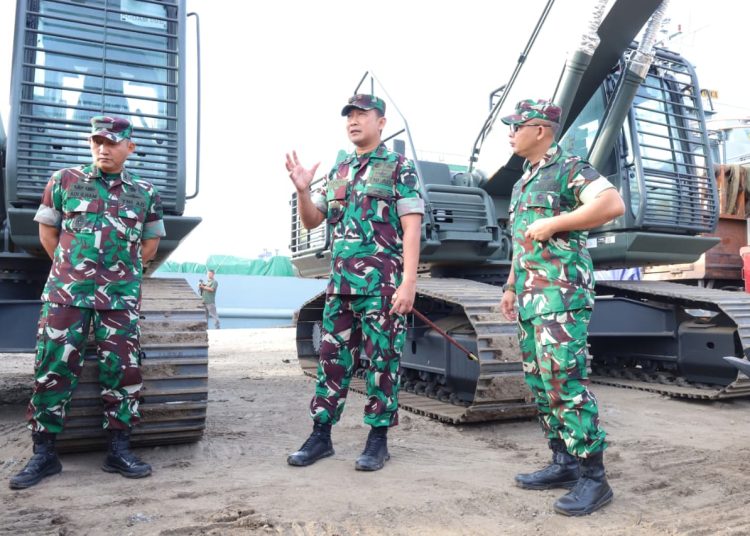 Pangdam I/BB  Mayjen TNI Hendy Antariksa  (tengah) saat meninjau kedatangan bantuan eskavator dari Kasad Jenderal TNI Maruli Simanjuntak yang diangkut menggunakan Kapal ADRI LXVIII di Dermaga 202 Ujung Baru, Pelabuhan Belawan, Medan.(Satunusantara news/HO-Pendam I/BB).