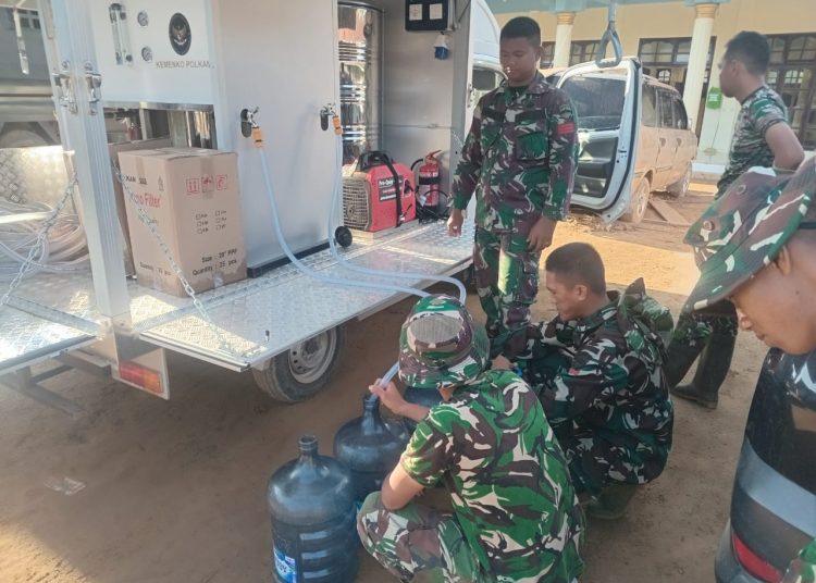 Satgas Kodam I/Bukit Barisan menyalurkan air bersih kepada masyarakat menggunakan Mobil Reverse Osmosis (RO) bantuan dari Menkopolkam di Kecamatan Tukka dan Kecamatan Badiri, Kabupaten Tapteng.(Satunusantara news/HO-Pendam  I/BB).