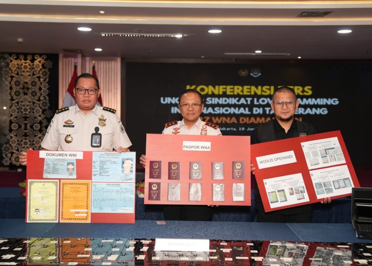 Direktorat Jenderal Imigrasi melalui Direktorat Wasdakim berhasil membongkar sindikat kejahatan siber internasional bermodus love scamming, 27 WNA diamankan petugas di kawasan Gading Serpong, Tangerang, Banten.(Satunusantara news/HO-Kanwil Ditjen Imigrasi Sumut).
