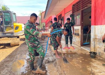 Satgas Kodam I/BB bersihkan SDN 152981 dan 152982 Tukka Tapteng pascabencana banjir dan longsor