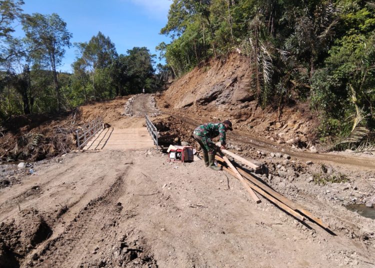 Satgas Kodim 0210/TU, telah merampungkan pembangunan jembatan darurat di Desa Batu Nagodang Siatas, Kecamatan Onan Ganjang, Kabupaten Humbahas.(Satunusantara news/HO-Pendam I/BB).