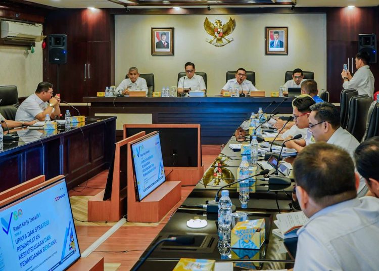 Wali Kota Medan Rico Tri Putra Bayu Waas (tengah) saat  memimpin Rapat Kerja Tematik Pelaksanaan Pembangunan Kota Medan Tahun 2026 Dalam Rangka Peningkatan Ketangguhan Bencana, Pengendalian Banjir, Kesiapsiagaan Kota, di Ruang Rapat I Kantor Wali Kota Medan.(Satunusantara news/HO-Diskominfo Medan).