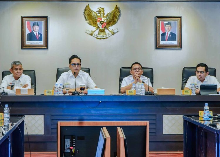Wali Kota Medan Rico Tri Putra Bayu Waas (dua dari kiri) saat memimpin Rapat Kerja Tematik Pelaksanaan Pembangunan Kota Medan Tahun 2026 dalam rangka Peningkatan Ketangguhan Bencana, Pengendalian Banjir, dan Kesiapsiagaan Kota, di Ruang Rapat I Kantor Wali Kota Medan.(Satunusantara news/HO-Diskominfo Medan).