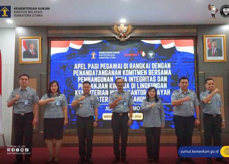 Kakanwil Kemenkum Sumut, Ignatius Mangantar Tua Silalahi (tengah) pada kegiatan Penandatanganan Komitmen Bersama Pembangunan Zona Integritas dan Perjanjian Kinerja Tahun 2026 di Aula Soepomo Kanwil Kemenkum Sumut.  (Satunusantara news/HO-Kemenkum Sumut).