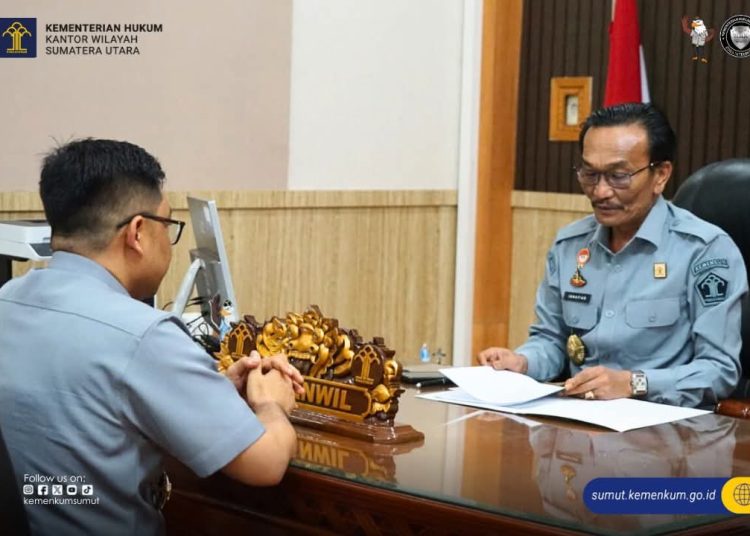 Kakanwil Kemenkum Sumut, Ignatius Mangantar Tua Sialahi (kanan) saat melakukan wawancara secara langsung kepada pejabat struktural dan para kepala tim sebagai bagian dari proses penilaian dan seleksi tim kerja Zona Integritas.(Satunusantara news/HO-Kanwil Kemenkum Sumut).
"