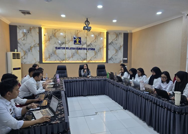 Bagian SDM Kanwil Kemenkum Sumut, Sarjani Pasaribu (tengah) saat menyampaikan pengarahannya di Kanwil Kemenkum Sumut.(Satunusantara news/HO-Kanwil Kemenkum Sumut).