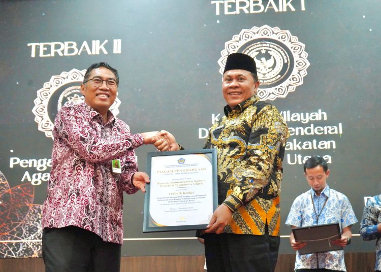 Kakanwil Kemenag Provinsi Sumut, Sumut, H. Ahmad Qosbi (kanan) saat menerima penghargaan dari Kepala Kantor Wilayah DJKN Sumut, Nofiansyah di Gedung Keuangan Negara Medan.(Satunusantara news/HO-Humas Kanwil Kemenag Sumut).