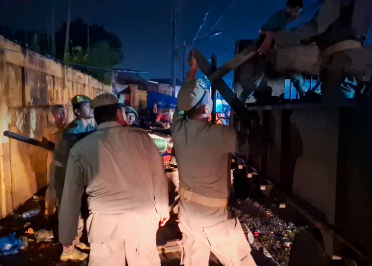 Pemko Medan melalui Satpol PP melakukan penertiban terhadap PKL yang berjualan di atas parit dan pinggir jalan di seputaran Pasar Simpang Limun dan Jalan M. Nawi Harahap, Kecamatan Medan Amplas,.(Satunusantara news/HO-Diskominfo Medan).