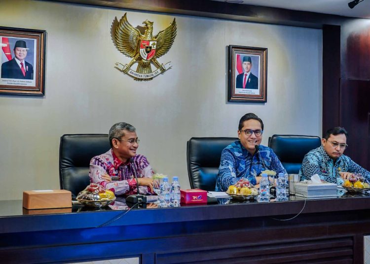 Wali Kota Medan Rico Tri Putra Bayu Waas (tengah) saat kegiatan Pemaparan Rencana Kerja Direksi PUD Pasar Kota Medan, di Ruang Rapat I Kantor Wali Kota Medan.(Satunusantara news/HO-Diskominfo Medan).