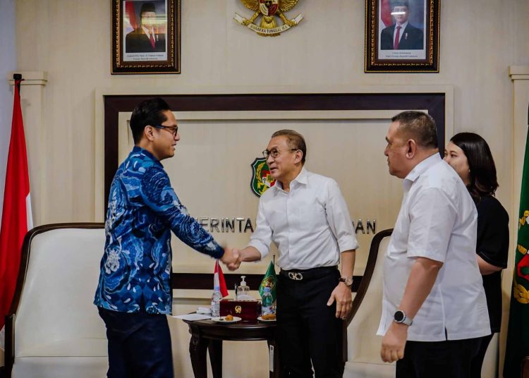 Wali Kota Medan Rico Tri Putra Bayu Waas (kiri) saat menerima kunjungan manajemen PT Industri Karet Deli di Ruang Khusus Wali Kota.(Satunusantara.news/HO-Diskominfo Medan).