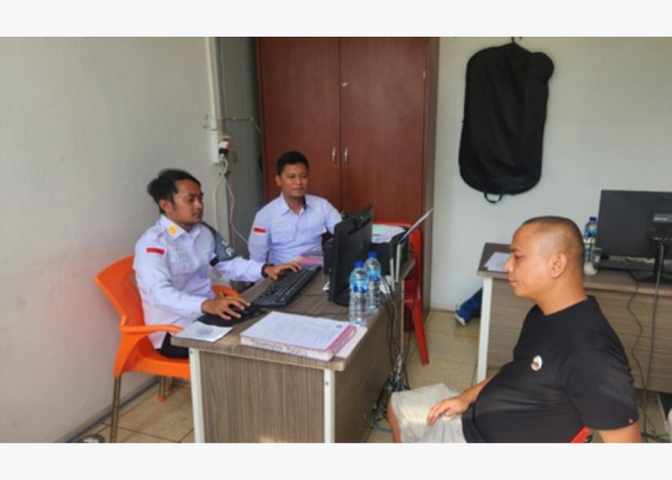 Petugas Rutan Kelas I Medan (kiri) saat melakukan interogasi terhadap seorang pengunjung  yang ketahuan menyelundupkan hanphone ke dalam Rutan Medan.(Satunusantara news/HO-Rutan Medan).