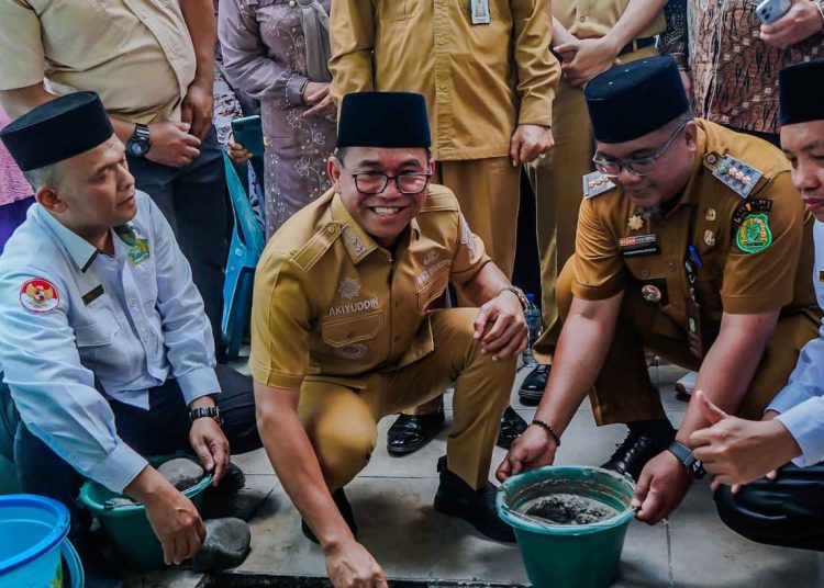 Wakil Wali Kota Medan, H. Zakiyuddin Harahap (tengah) saat peletakan batu pertama pembangunan Masjid At-Tawwabin di Kecamatan Medan Tembung.(Satunusantara news/HO-Diskominfo Medan).
