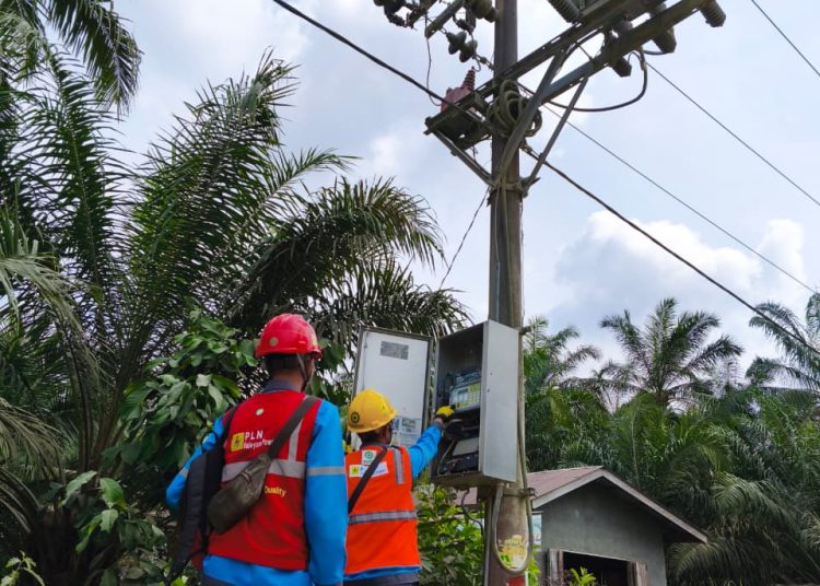 Tim pelayan teknik PLN UP3 Rantauprapat,  saat melakukan  kegiatan Grebek Penyulang sebagai langkah pemeliharaan preventif dan terencana, dalam upaya menjaga keandalan pasokan listrik.(Satunusantara.news/HO-Humas PLN UID Sumut).
